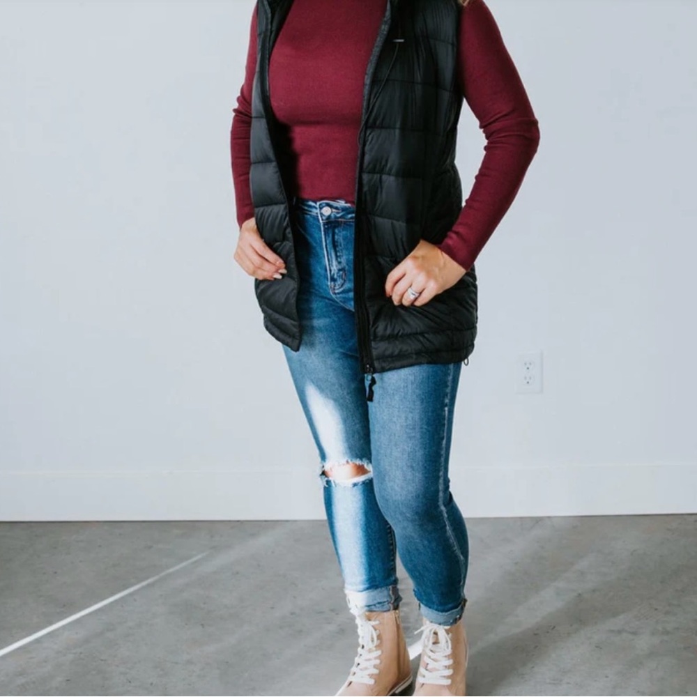 BLACK PUFFER VEST WITH HOODIE.